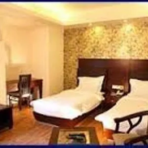 Vaccinated Staff - Oyo 13758 Xs Residency Hotel